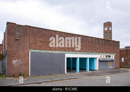 Sottopassaggio con chiuso negozi e torre dell orologio in Crewe Cheshire Regno Unito Foto Stock