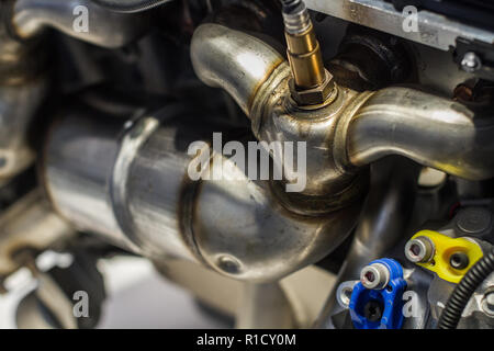 Close up di sport del gas di scarico del motore parte con Tubi lucidati Foto Stock