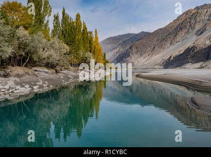 In autunno la riflessione, Pakistan Foto Stock