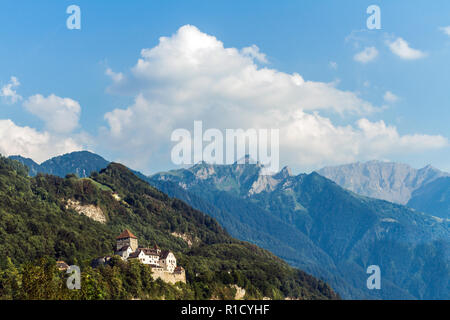 A Vaduz castello dal Liechtenstein con meravigliose Alpi sullo sfondo. Una buona vista dal centro di Vaduz. Foto Stock