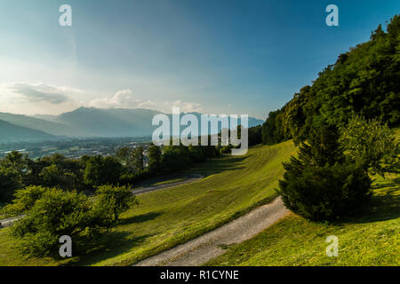 Un panorama del Liechtenstein con alpi sullo sfondo. Foto Stock