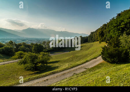 Un panorama del Liechtenstein con alpi sullo sfondo. Foto Stock