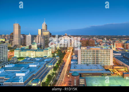 Indianapolis, Indiana, Stati Uniti d'America downtown skyline della città con la casa di stato al tramonto. Foto Stock