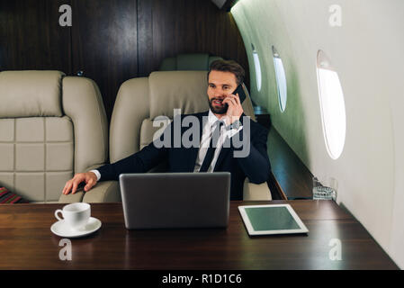 Imprenditore a lavorare mentre viaggia su un jet privato - Ritratto di gente di affari prendendo un primo volo di classe per il lavoro, i concetti di business e mo Foto Stock