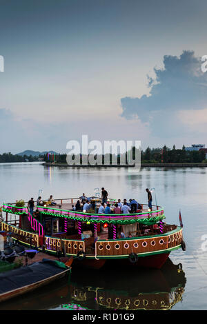 Ristorante turistico barche al tramonto sul lato del fiume nel centro di Kampot città Cambogia Foto Stock