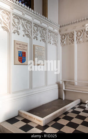 Il luogo di riposo di Maria Tudor, regina di Francia. Ella era prevista in appoggio sulla sinistra dell'altare nella chiesa di Santa Maria, Bury St Edmunds, Suffolk, Inghilterra Foto Stock