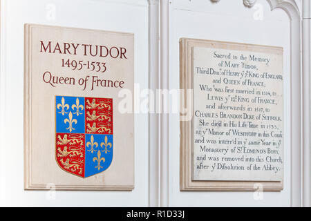 Il luogo di riposo di Maria Tudor, regina di Francia. Ella era prevista in appoggio sulla sinistra dell'altare nella chiesa di Santa Maria, Bury St Edmunds, Suffolk, Inghilterra Foto Stock