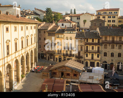 Medioevale Piazza Grande, la piazza principale della città di Arezzo, Toscana, Italia, con il natale in legno le bancarelle del mercato. Foto Stock