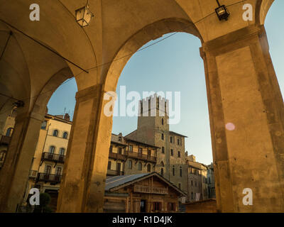 Medioevale Piazza Grande, la piazza principale della città di Arezzo, Toscana, Italia Foto Stock