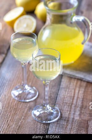 Due bicchieri di limoncello sullo sfondo di legno Foto Stock