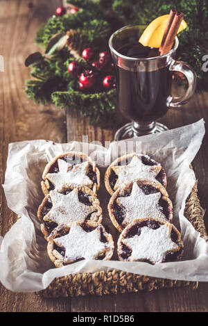 Tritare torte con vin brulé Foto Stock