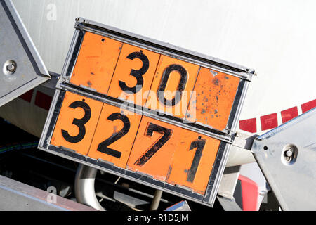 Di colore arancione con piastra di pericolo e di numero di identificazione 30 e le Nazioni Unite-numero 3271 (eteri, N.A.S.) Foto Stock