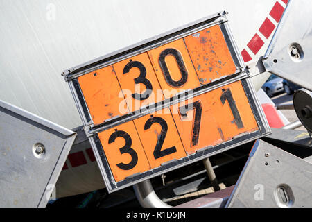 Di colore arancione con piastra di pericolo e di numero di identificazione 30 e le Nazioni Unite-numero 3271 (eteri, N.A.S.) Foto Stock