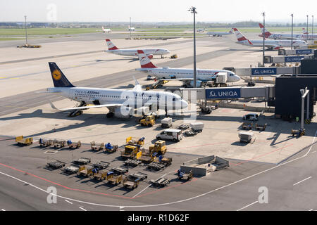 I bagagli vengono caricate su un Lufthansa jet del passeggero all'Aeroporto Internazionale di Vienna Foto Stock
