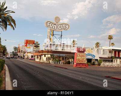 LAS VEGAS, NEVADA - Luglio 20, 2018: Fun City Motel, Cappella delle campane e varie altre imprese sulla famosa Strip di Las Vegas Boulevard, a Las V Foto Stock