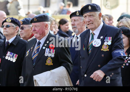 Veterani di Guerra visto che prendono parte alla commemorazione annuale in occasione del centenario della nascita dell'Armistizio processione a Londra per rendere omaggio a coloro che hanno sofferto o sono morti durante la guerra. Centinaia di persone si sono riunite insieme per celebrare il centenario dell'Armistizio, che ha visto 3.123 membri delle forze armate di perdere la loro vita. L'armistizio che termina la prima guerra mondiale tra gli Alleati e la Germania è stato firmato a Compiegne, Francia sull'undicesima ora dell'undicesimo giorno dell'undicesimo mese - 11am il 11 novembre 1918. Foto Stock