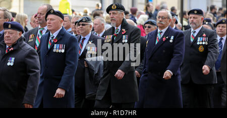 Veterani di Guerra visto che prendono parte alla commemorazione annuale in occasione del centenario della nascita dell'Armistizio processione a Londra per rendere omaggio a coloro che hanno sofferto o sono morti durante la guerra. Centinaia di persone si sono riunite insieme per celebrare il centenario dell'Armistizio, che ha visto 3.123 membri delle forze armate di perdere la loro vita. L'armistizio che termina la prima guerra mondiale tra gli Alleati e la Germania è stato firmato a Compiegne, Francia sull'undicesima ora dell'undicesimo giorno dell'undicesimo mese - 11am il 11 novembre 1918. Foto Stock