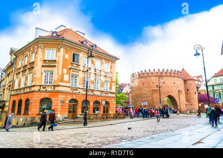 Varsavia, Polonia - 7 Maggio 2017: barbican fortezza a Varsavia - rafforzamento del XVI secolo, che separa la zona della città vecchia dalla città nuova. Sunny Foto Stock