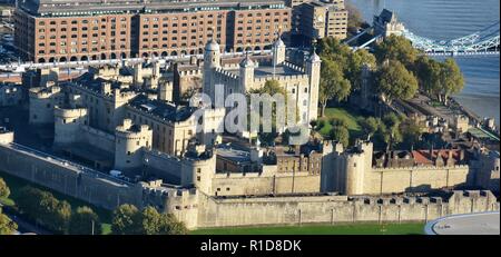 La Torre di Londra, ufficialmente la sua maestà il Palazzo Reale e la fortezza di La Torre di Londra, è un castello storico situato sulla riva nord del Foto Stock