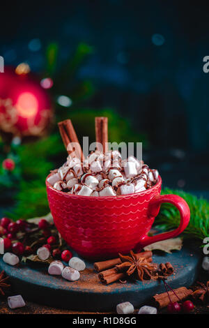 Il Natale di cioccolata calda close-up con marshmallows, cioccolato grattugiato e sciroppo. Grande tazza di caffè con fatti in casa a base di cacao. Inverno bere la fotografia di un d Foto Stock