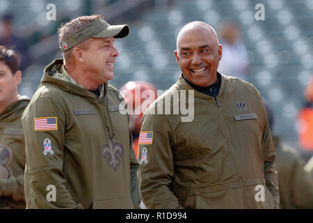 Novembre 11th, 2018: New Orleans Saints head coach Sean Payton (sinistra) e di Cincinnati Bengals head coach Marvin Lewis (destra) condividono una risata prima di una partita tra New Orleans Saints e Cincinnati Bengals a Novembre 11, 2018 a Paul Brown Stadium di Cincinnati, OH. Adam Lacy/CSM. Foto Stock