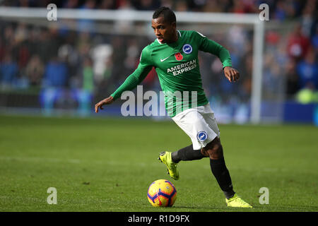 Cardiff, Galles, UK. 10 Nov 2018. Jose Izquiredo di Brighton & Hove Albion in azione. Premier League, Cardiff City v Brighton & Hove Albion al Cardiff City Stadium sabato 10 novembre 2018. Questa immagine può essere utilizzata solo per scopi editoriali. Solo uso editoriale, è richiesta una licenza per uso commerciale. Nessun uso in scommesse, giochi o un singolo giocatore/club/league pubblicazioni. pic da Andrew Orchard/Andrew Orchard fotografia sportiva/Alamy Live news Foto Stock