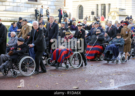 Londra, Regno Unito. Xi Nov, 2018. Veterani di Guerra visto che prendono parte alla commemorazione annuale in occasione del centenario della nascita dell'Armistizio processione a Londra per rendere omaggio a coloro che hanno sofferto o sono morti durante la seconda guerra.centinaia di persone si sono riunite insieme per celebrare il centenario dell'Armistizio, che ha visto 3.123 membri delle forze armate di perdere la loro vita. L'armistizio che termina la prima guerra mondiale tra gli Alleati e la Germania è stato firmato a Compiegne, Francia sull'undicesima ora dell'undicesimo giorno dell'undicesimo mese - 11am il 11 novembre 1918. (Credito Immagine: © Dinendra Haria/SOPA IMA Foto Stock