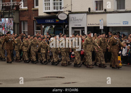 Hereford, Herefordshire, UK. Xi Nov, 2018. Forze armate visto che prendono parte alla commemorazione annuale in occasione del centenario della nascita dell'Armistizio processione a Londra per rendere omaggio a coloro che hanno sofferto o sono morti durante la seconda guerra.centinaia di persone si sono riunite insieme per celebrare il centenario dell'Armistizio, che ha visto 3.123 membri delle forze armate di perdere la loro vita. L'armistizio che termina la prima guerra mondiale tra gli Alleati e la Germania è stato firmato a Compiegne, Francia sull'undicesima ora dell'undicesimo giorno dell'undicesimo mese - 11am il 11 novembre 1918. (Credito Immagine: © Jim Wo Foto Stock