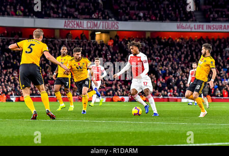 Londra, Regno Unito. 11 Nov 2018. Alex Iwobi di Arsenal sulla palla durante il match di Premier League tra Arsenal e Wolverhampton Wanderers presso l'Emirates Stadium, Londra, Inghilterra il 11 novembre 2018. Foto di Phil Hutchinson. Solo uso editoriale, è richiesta una licenza per uso commerciale. Nessun uso in scommesse, giochi o un singolo giocatore/club/league pubblicazioni. Credit: UK Sports Pics Ltd/Alamy Live News Foto Stock