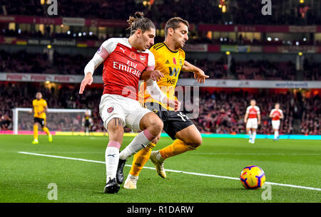 Londra, Regno Unito. 11 Nov 2018. Hector Bellerin di Arsenal fends off Jonny Castro di Wolverhampton Wanderers durante il match di Premier League tra Arsenal e Wolverhampton Wanderers presso l'Emirates Stadium, Londra, Inghilterra il 11 novembre 2018. Foto di Phil Hutchinson. Solo uso editoriale, è richiesta una licenza per uso commerciale. Nessun uso in scommesse, giochi o un singolo giocatore/club/league pubblicazioni. Credit: UK Sports Pics Ltd/Alamy Live News Foto Stock