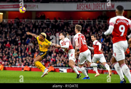 Londra, Regno Unito. 11 Nov 2018. Ivan Cavaleiro di Wolverhampton Wanderers e Hector Bellerin di Arsenal sfida durante il match di Premier League tra Arsenal e Wolverhampton Wanderers presso l'Emirates Stadium, Londra, Inghilterra il 11 novembre 2018. Foto di Phil Hutchinson. Solo uso editoriale, è richiesta una licenza per uso commerciale. Nessun uso in scommesse, giochi o un singolo giocatore/club/league pubblicazioni. Credit: UK Sports Pics Ltd/Alamy Live News Foto Stock