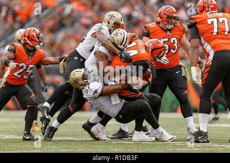 Cincinnati, OH, Stati Uniti d'America. Xi Nov, 2018. New Orleans Saints difensivo fine Alex Okafor (57), New Orleans Saints affrontare difensivo David Onyemata (93) e New Orleans Saints cornerback P.J. Williams (26) Sacco Cincinnati Bengals quarterback Andy Dalton (14) in un gioco tra il New Orleans Saints e Cincinnati Bengals a Novembre 11, 2018 a Paul Brown Stadium di Cincinnati, OH. Adam Lacy/CSM/Alamy Live News Foto Stock