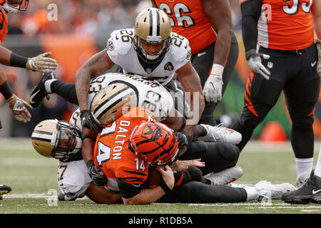 Cincinnati, OH, Stati Uniti d'America. Xi Nov, 2018. New Orleans Saints difensivo fine Alex Okafor (57), New Orleans Saints affrontare difensivo David Onyemata (93) e New Orleans Saints cornerback P.J. Williams (26) Sacco Cincinnati Bengals quarterback Andy Dalton (14) in un gioco tra il New Orleans Saints e Cincinnati Bengals a Novembre 11, 2018 a Paul Brown Stadium di Cincinnati, OH. Adam Lacy/CSM/Alamy Live News Foto Stock