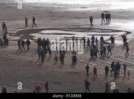 Newquay, Cornwall, Regno Unito. 11 Nov 2018. Le pagine del mare WW1 evento commemorativo di Danny Boyle.spiaggia di sabbia ritratto di marinaio Archie Jewell 28 anni morì 17-04-1917, Dance Hall per la Cornovaglia la gioventù, WW1 guerra arte centenario commissioni, 11 novembre 2018, Robert Taylor/Alamy Live News. Perranporth Beach, Cornwall, Regno Unito. Credito: Robert Taylor/Alamy Live News Foto Stock