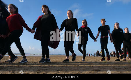 Newquay, Cornwall, Regno Unito. 11 Nov 2018. Le pagine del mare WW1 evento commemorativo di Danny Boyle.spiaggia di sabbia ritratto di marinaio Archie Jewell 28 anni morì 17-04-1917, Dance Hall per la Cornovaglia la gioventù, WW1 guerra arte centenario commissioni, 11 novembre 2018, Robert Taylor/Alamy Live News. Perranporth Beach, Cornwall, Regno Unito. Credito: Robert Taylor/Alamy Live News Foto Stock