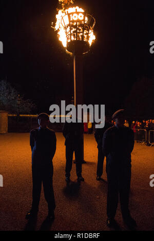 Windsor, Regno Unito. 11 Novembre, 2018. Un beacon è accesa dal sindaco di Royal Borough of Windsor e Maidenhead al di fuori del Castello di Windsor sulla lunga passeggiata in Windsor Great Park come parte della prima guerra mondiale centenario commemorazioni. 1.000 beacon vengono accese in tutto il Regno Unito per simboleggiare la luce della speranza che è emersa dal buio della Prima Guerra Mondiale. Foto Stock