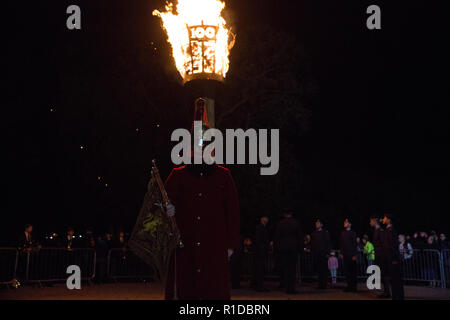 Windsor, Regno Unito. 11 Novembre, 2018. Un beacon è accesa dal sindaco di Royal Borough of Windsor e Maidenhead al di fuori del Castello di Windsor sulla lunga passeggiata in Windsor Great Park come parte della prima guerra mondiale centenario commemorazioni. 1.000 beacon vengono accese in tutto il Regno Unito per simboleggiare la luce della speranza che è emersa dal buio della Prima Guerra Mondiale. Foto Stock