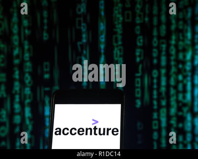 Kiev, Ucraina. Decimo Nov, 2018. Accenture, management consulting company logo che si vede visualizzato sul telefono intelligente. Accenture è una gestione globale di servizi professionali e di consulenza ditta che fornisce la strategia, consulting, digitale, tecnologia e operazioni di servizi. Una tra le aziende Fortune Global 500, Credito: Igor Golovniov SOPA/images/ZUMA filo/Alamy Live News Foto Stock