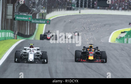 SÃO PAULO, SP - 11.11.2018: GRANDE PRÊMIO DO BRASIL DE F'RMULA 1 2018 - Daniel Ricciardo, AUS, RedBull Racing, superando Charles LECLERC, MCO, ALFA ROMEO Sauber F1 Team, durante il 2018 la Formula 1 Gran Premio del Brasile presso l'Autodromo di Interlagos in São Paulo, SP. (Foto: Victor Eleutério/Fotoarena) Foto Stock