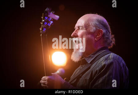 Dortmund, Germania. Xi Nov, 2018. La American chitarrista jazz John Scofield suona con la sua band "Combo 66' a 'Domicil' durante il venticinquesimo Jazz giorni. Il nome della band si riferisce all'età del musicista e il titolo del CD corrente. Questo anno di Jazz di giorni di presenza 12 serate di concerto con una sezione trasversale di una corrente di eventi musicali dal nuovo Jazz, Musica globale, Electronica al rumore e Neutönern. Credito: Bernd Thissen/dpa/Alamy Live News Foto Stock