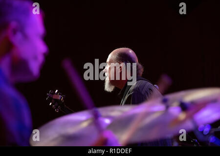 Dortmund, Germania. Xi Nov, 2018. La American chitarrista jazz John Scofield suona con la sua band "Combo 66' a 'Domicil' durante il venticinquesimo Jazz giorni. Il nome della band si riferisce all'età del musicista e il titolo del CD corrente. Questo anno di Jazz di giorni di presenza 12 serate di concerto con una sezione trasversale di una corrente di eventi musicali dal nuovo Jazz, Musica globale, Electronica al rumore e Neutönern. Credito: Bernd Thissen/dpa/Alamy Live News Foto Stock