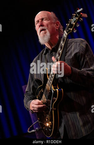 Dortmund, Germania. Xi Nov, 2018. La American chitarrista jazz John Scofield suona con la sua band "Combo 66' a 'Domicil' durante il venticinquesimo Jazz giorni. Il nome della band si riferisce all'età del musicista e il titolo del CD corrente. Questo anno di Jazz di giorni di presenza 12 serate di concerto con una sezione trasversale di una corrente di eventi musicali dal nuovo Jazz, Musica globale, Electronica al rumore e Neutönern. Credito: Bernd Thissen/dpa/Alamy Live News Foto Stock