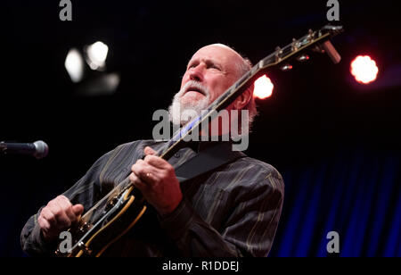 Dortmund, Germania. Xi Nov, 2018. La American chitarrista jazz John Scofield suona con la sua band "Combo 66' a 'Domicil' durante il venticinquesimo Jazz giorni. Il nome della band si riferisce all'età del musicista e il titolo del CD corrente. Questo anno di Jazz di giorni di presenza 12 serate di concerto con una sezione trasversale di una corrente di eventi musicali dal nuovo Jazz, Musica globale, Electronica al rumore e Neutönern. Credito: Bernd Thissen/dpa/Alamy Live News Foto Stock