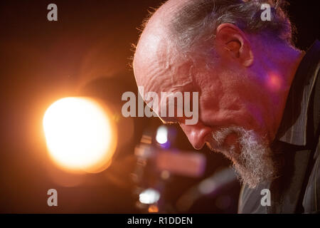 Dortmund, Germania. Xi Nov, 2018. La American chitarrista jazz John Scofield suona con la sua band "Combo 66' a 'Domicil' durante il venticinquesimo Jazz giorni. Il nome della band si riferisce all'età del musicista e il titolo del CD corrente. Questo anno di Jazz di giorni di presenza 12 serate di concerto con una sezione trasversale di una corrente di eventi musicali dal nuovo Jazz, Musica globale, Electronica al rumore e Neutönern. Credito: Bernd Thissen/dpa/Alamy Live News Foto Stock