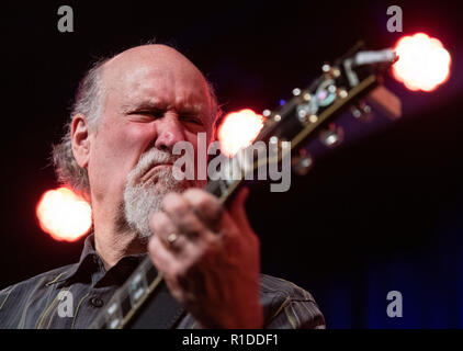 Dortmund, Germania. Xi Nov, 2018. La American chitarrista jazz John Scofield suona con la sua band "Combo 66' a 'Domicil' durante il venticinquesimo Jazz giorni. Il nome della band si riferisce all'età del musicista e il titolo del CD corrente. Questo anno di Jazz di giorni di presenza 12 serate di concerto con una sezione trasversale di una corrente di eventi musicali dal nuovo Jazz, Musica globale, Electronica al rumore e Neutönern. Credito: Bernd Thissen/dpa/Alamy Live News Foto Stock