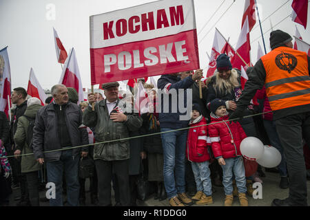 Varsavia, Mazowieckie, Polonia. Xi Nov, 2018. Persone che trattengono la bandiera polacca dove è scritto ''Io amo la Polonia''.La Polonia ha celebrato il centenario della sua rinascita come uno stato indipendente. Circa 200.000 persone hanno preso parte in un giorno di indipendenza marzo a Varsavia. Il mese di marzo è stato costituito da due incontri, con una celebrazione ufficiale organizzata dal governo seguita da un altro organizzato dall'Indipendenza Marzo Associazione. Credito: Attila Husejnow SOPA/images/ZUMA filo/Alamy Live News Foto Stock