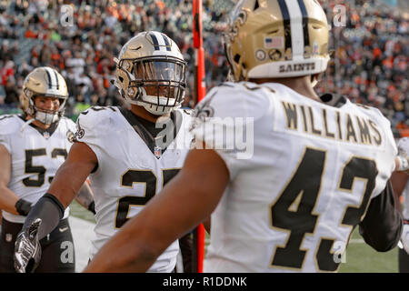 Cincinnati, OH, Stati Uniti d'America. Xi Nov, 2018. New Orleans Saints cornerback Eli Apple (25) celebra il diversivo con New Orleans Saints libero di sicurezza Marcus Williams (43) dopo l'intercettazione di un pass da Cincinnati Bengals quarterback Andy Dalton (non mostrato) in un gioco tra il New Orleans Saints e Cincinnati Bengals a Novembre 11, 2018 a Paul Brown Stadium di Cincinnati, OH. I Santi hanno vinto 51-14. Adam Lacy/CSM/Alamy Live News Foto Stock