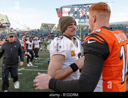 Cincinnati, OH, Stati Uniti d'America. Xi Nov, 2018. New Orleans Saints quarterback Drew Brees (9) e di Cincinnati Bengals quarterback Andy Dalton (14) salutare ogni altro dopo una partita tra New Orleans Saints e Cincinnati Bengals a Novembre 11, 2018 a Paul Brown Stadium di Cincinnati, OH. I Santi hanno vinto 51-14. Adam Lacy/CSM/Alamy Live News Foto Stock