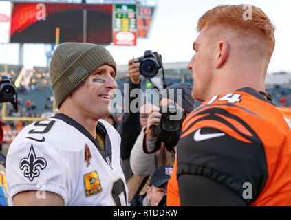 Cincinnati, OH, Stati Uniti d'America. Xi Nov, 2018. New Orleans Saints quarterback Drew Brees (9) e di Cincinnati Bengals quarterback Andy Dalton (14) salutare ogni altro dopo una partita tra New Orleans Saints e Cincinnati Bengals a Novembre 11, 2018 a Paul Brown Stadium di Cincinnati, OH. I Santi hanno vinto 51-14. Adam Lacy/CSM/Alamy Live News Foto Stock