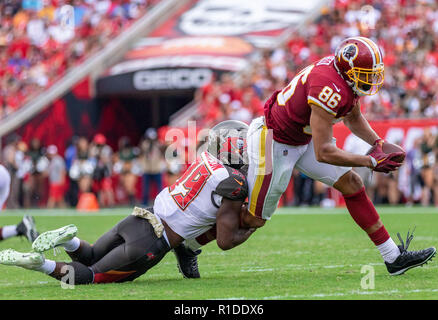 Tampa, Florida, Stati Uniti d'America. Xi Nov, 2018. Tampa Bay Da Buccaneer libero di sicurezza Isaia Johnson (39) affronta Washington Redskins manualmente l'estremità Giordania Reed (86) nel terzo trimestre durante il gioco tra Washington Redskins e il Tampa Bay Buccaneers presso Raymond James Stadium di Tampa, Florida. Del Mecum/CSM/Alamy Live News Foto Stock